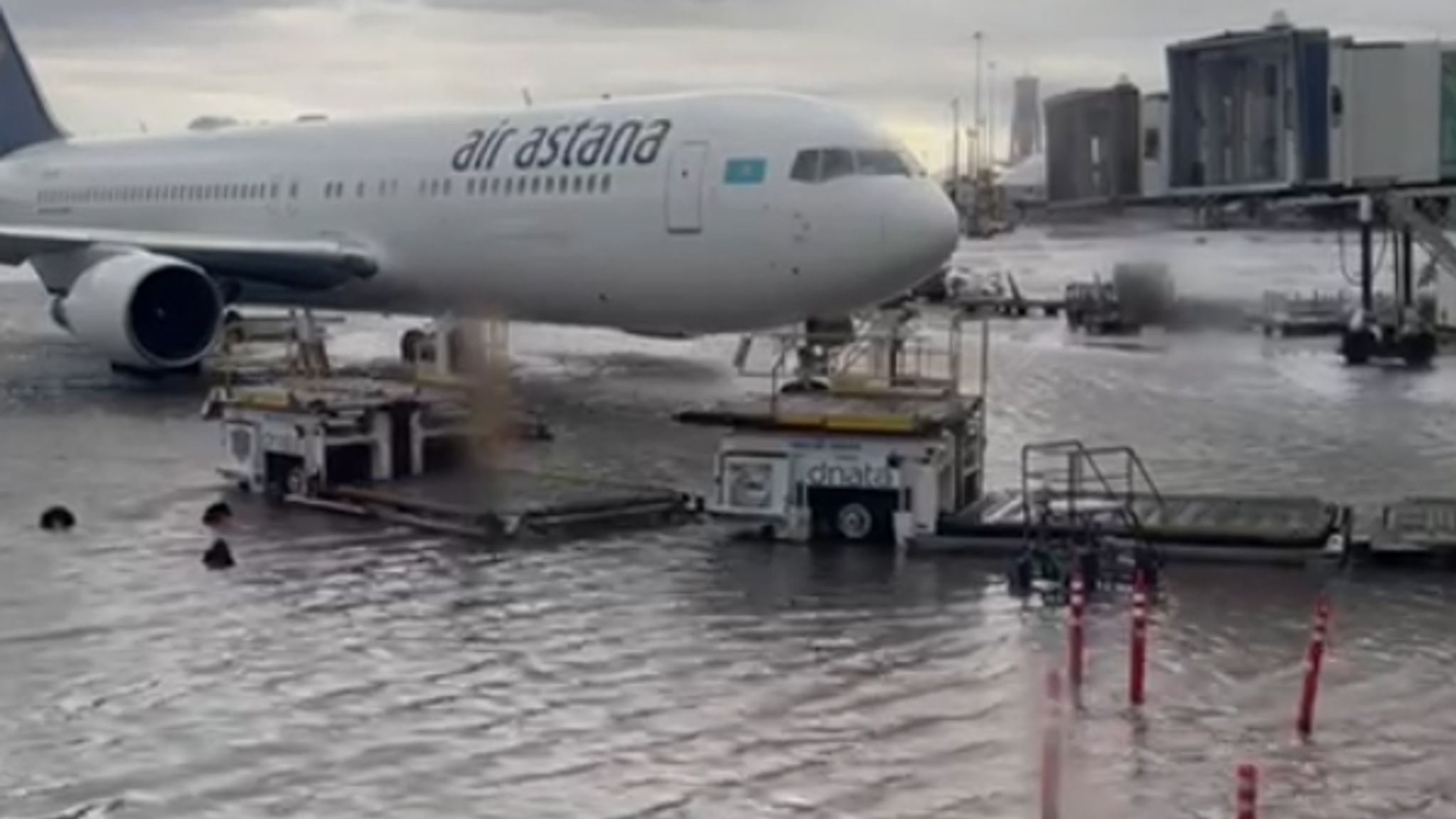 Flooding grounds planes at Dubai Airport